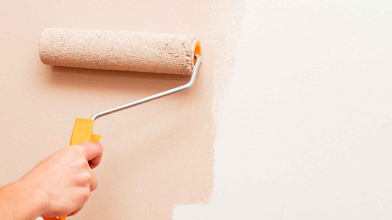 Paso a paso para aplicar pintura de color arena y conseguir elegancia en tus paredes