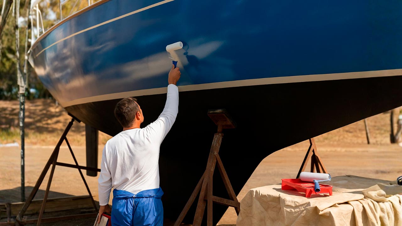 Tipos de pintura de barcos según el material del casco