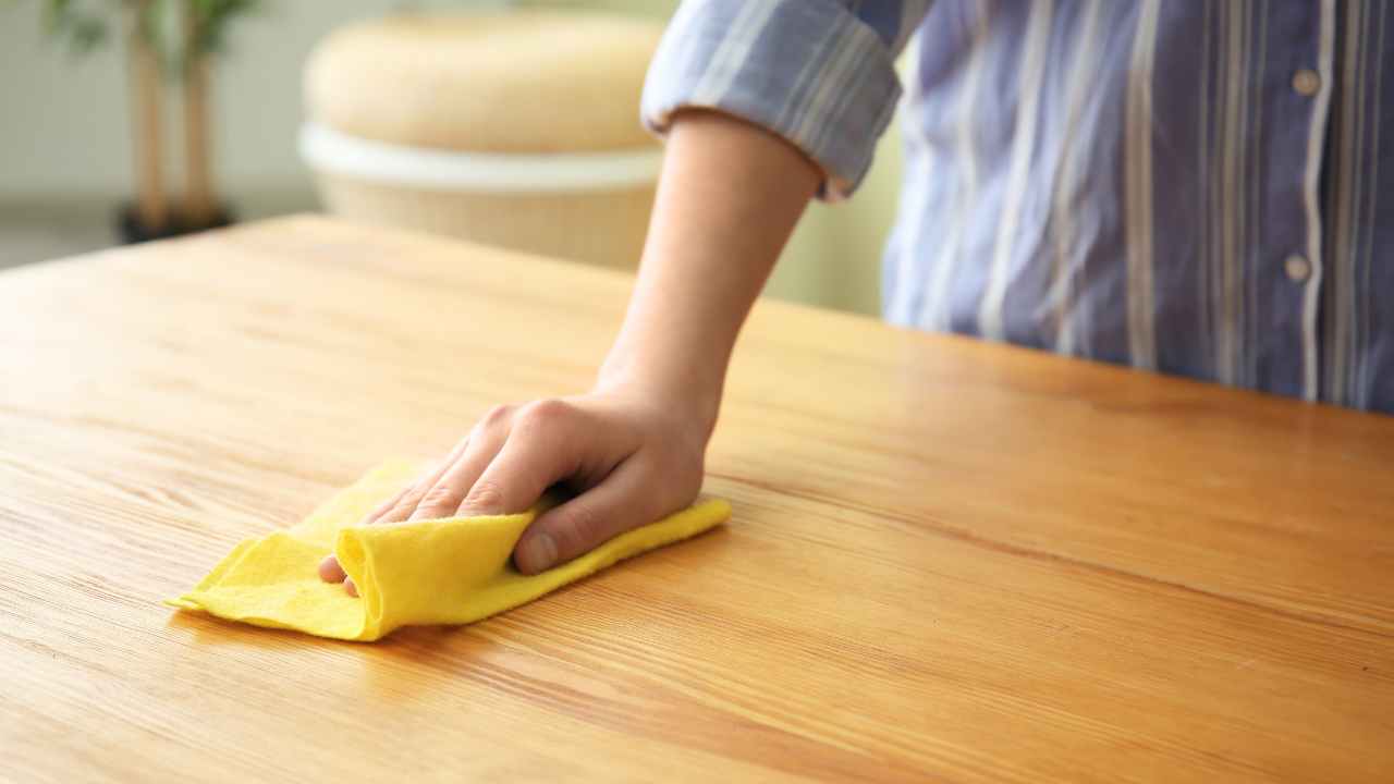 Características esenciales de cómo aplicar cera de acabado para muebles correctamente